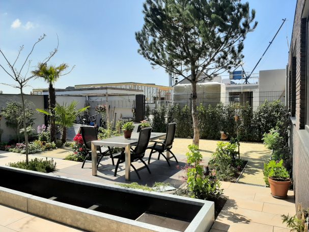 Mediterrane tuin met moderne vijver, meerdere bomen, gevarieerde beplanting, meerdere terrassen en een buiten-eethoek.
©A. Berkenveld